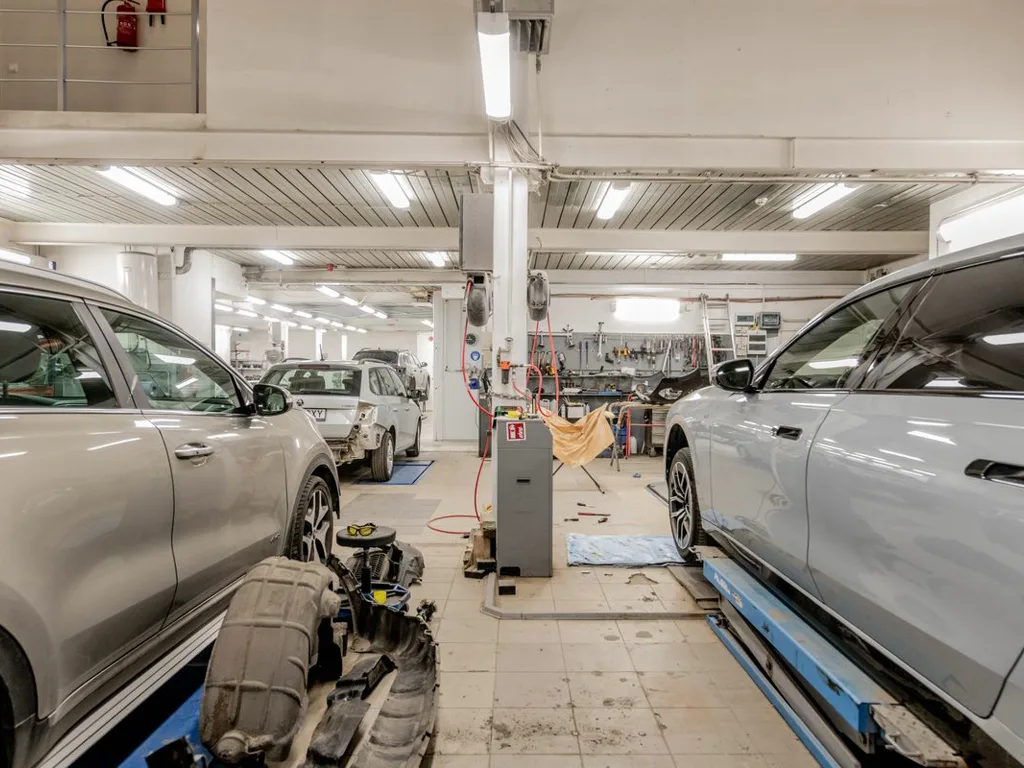 Mehrere Autos in einer Werkstatthalle